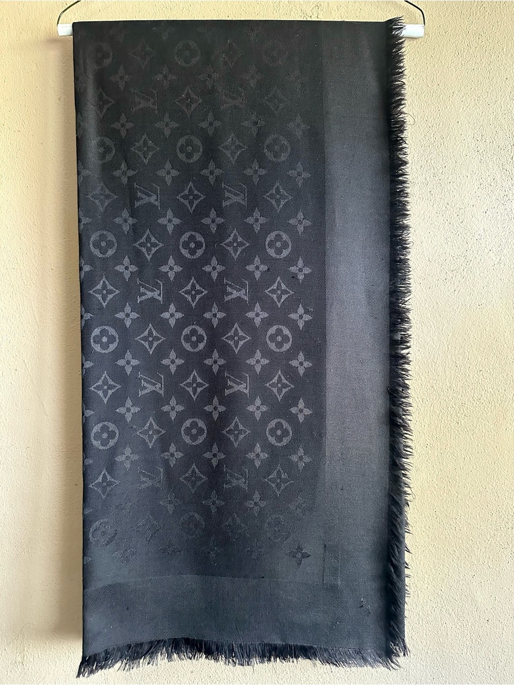 Elegant Louis Vuitton Classic Monogram Shawl Scarf – Black Silk Wool